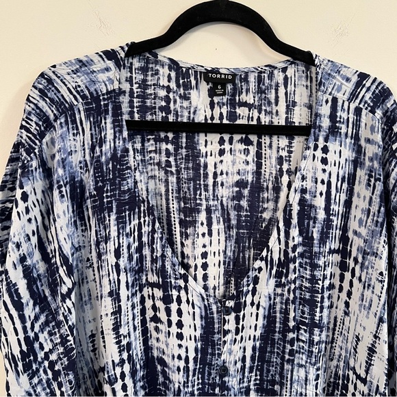 Women’s Torrid blue tie dye tie front short sleeve blouse size 6X - Picture 2 of 5